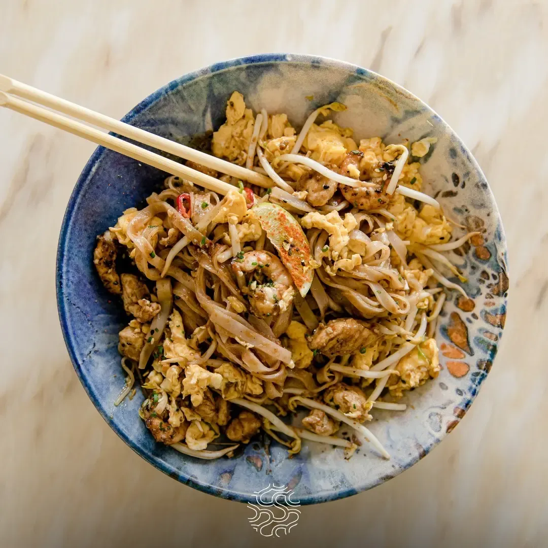 Pad Thai tradicional na ementa de sushi e cozinha asiática em Almada