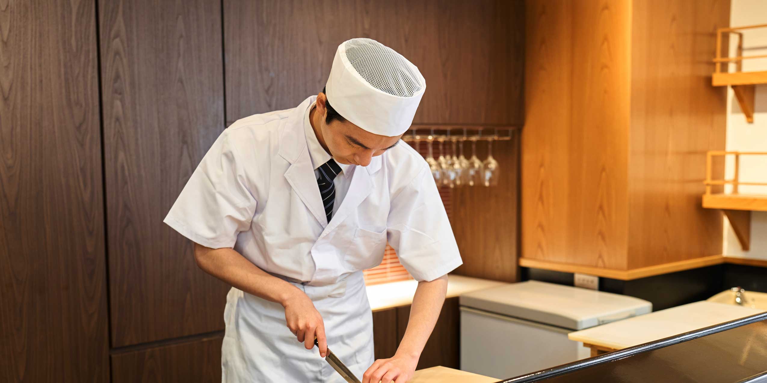 Restaurante de sushi em Almada com mesas acolhedoras