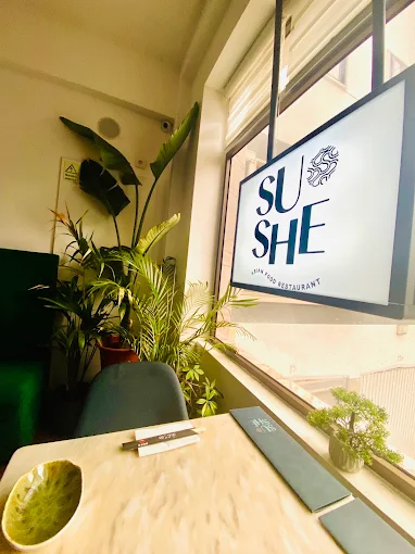 Reservar mesa sushi Almada no restaurante Sushe Asianfood